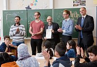 Im Klassenraum gab es Beifall - neben dem Leiter der Niederlassung von Bayer Bitterfeld der Stifter, der Leiter des Projekts Martin Lindner, Koordinator Tobias Held und Übersetzer Ziad Alhilal
